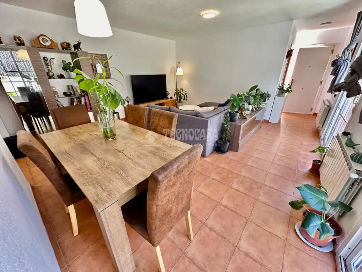 Sala de estar de Casa adosada en venta en Pioz con Calefacción, Jardín privado y Parquet