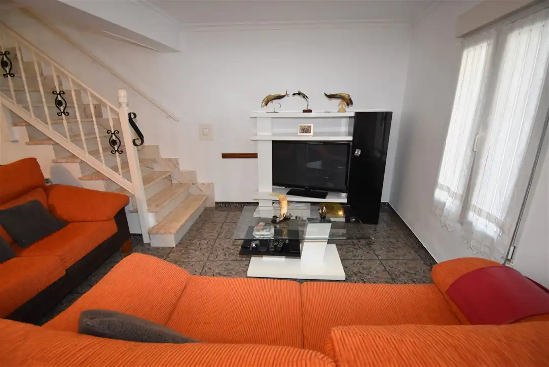 Sala de estar de Casa adosada en venta en Noja con Calefacción, Terraza y Amueblado