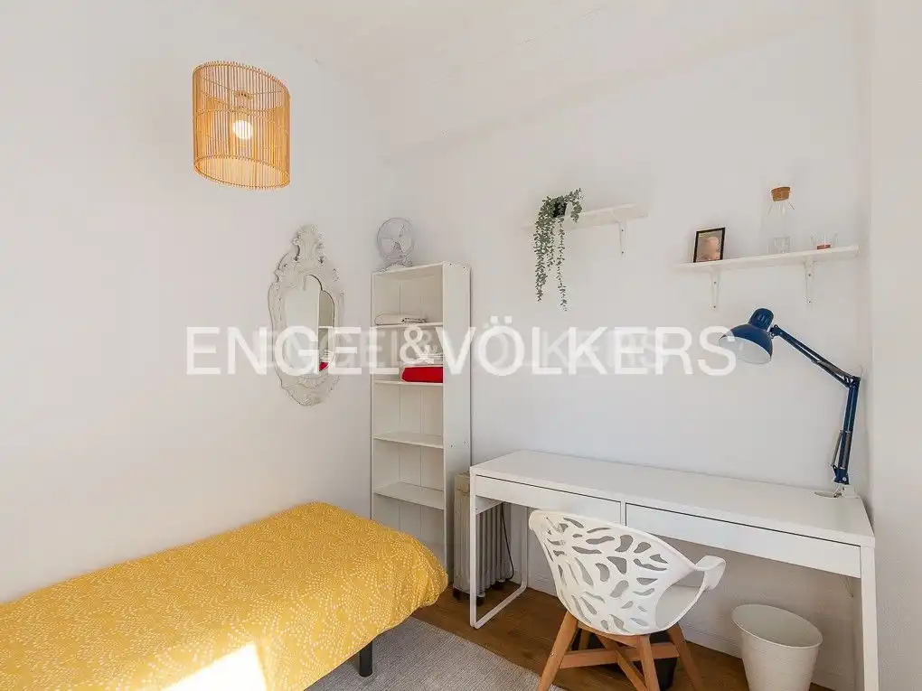 Dormitori de Apartament de lloguer en Valencia amb Aire condicionat, Calefacció i Moblat