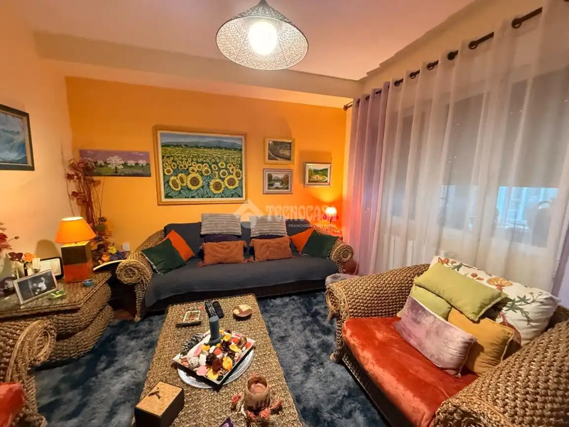 Wohnzimmer von Einfamilien-Reihenhaus zum Verkauf in Torrejón del Rey mit Klimaanlage, Heizung und Privatgarten