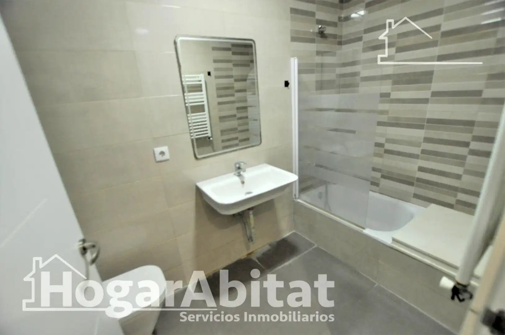 Bathroom of Flat for sale in Valencia  with Air Conditioner, Heating and Parquet flooring