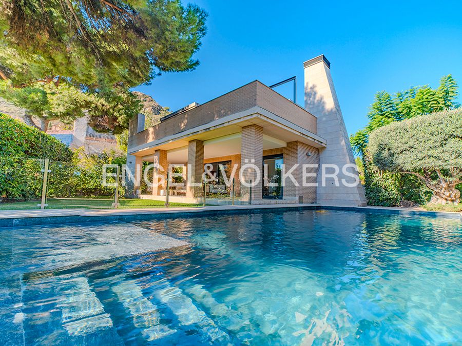 Vista exterior de Casa o chalet en venta en Alicante / Alacant con Aire acondicionado, Calefacción y Jardín privado