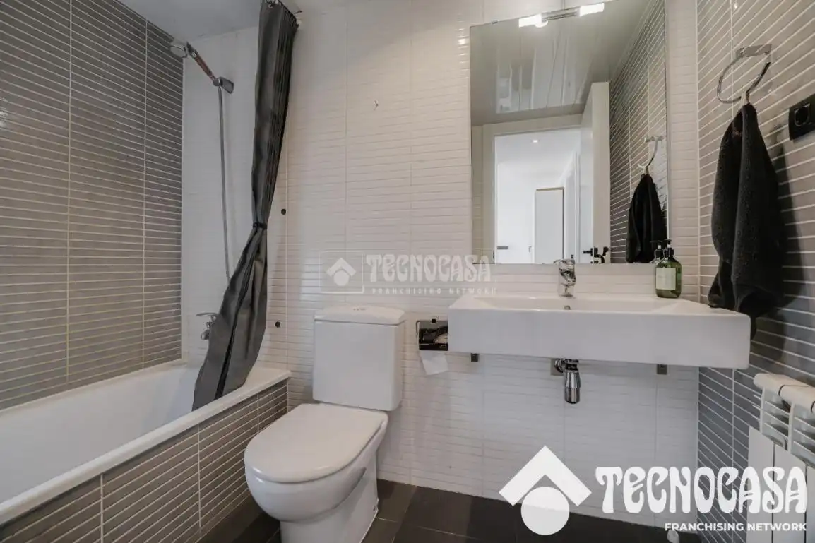 Baño de Piso en venta en Viladecans con Terraza, Trastero y Amueblado