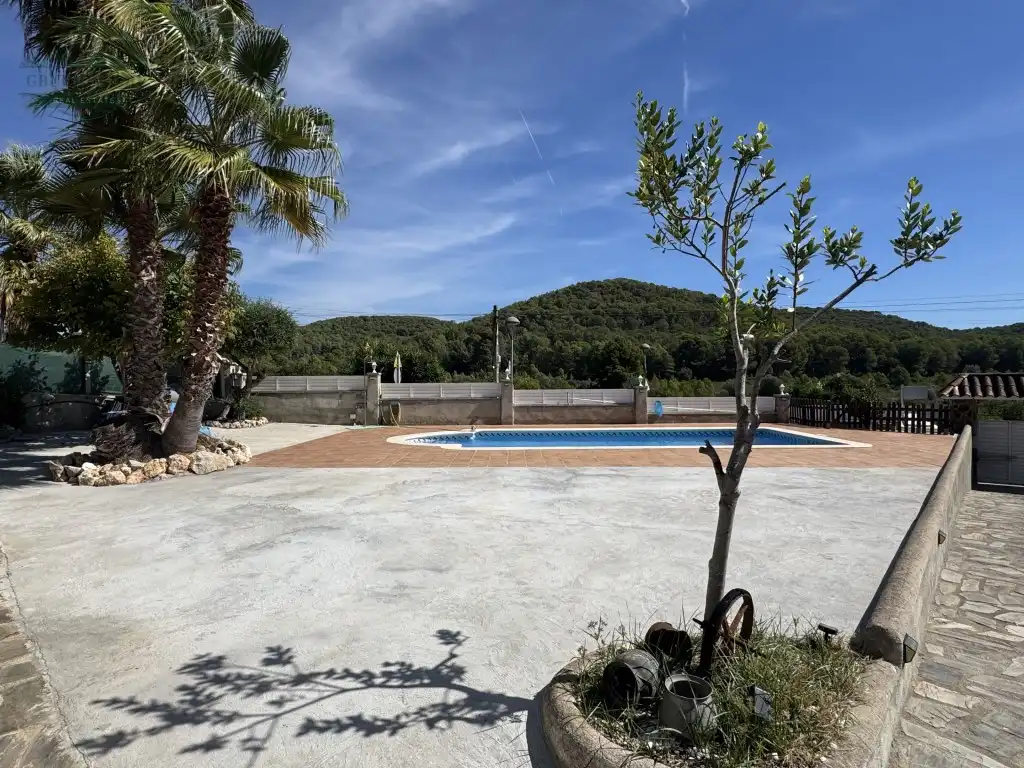 Swimming pool of Houses for sale in Mas Romeu