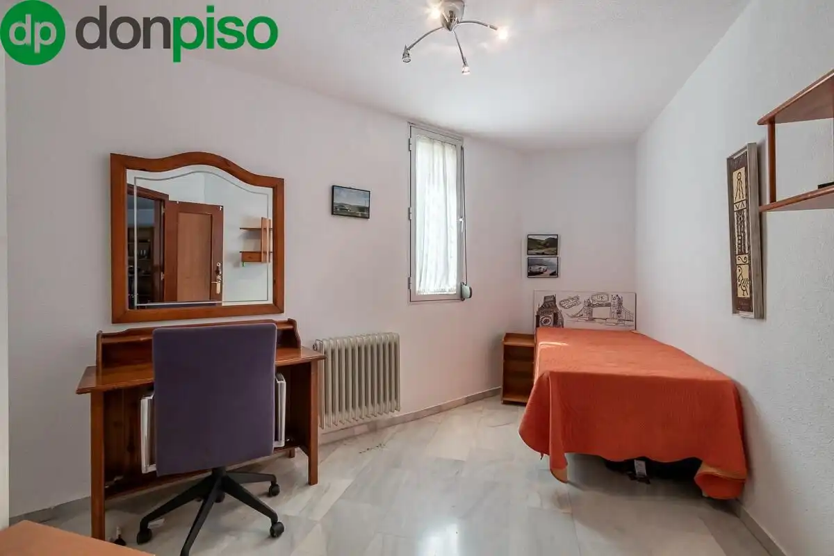 Bedroom of Flat for sale in Granada  with Heating and Storage room