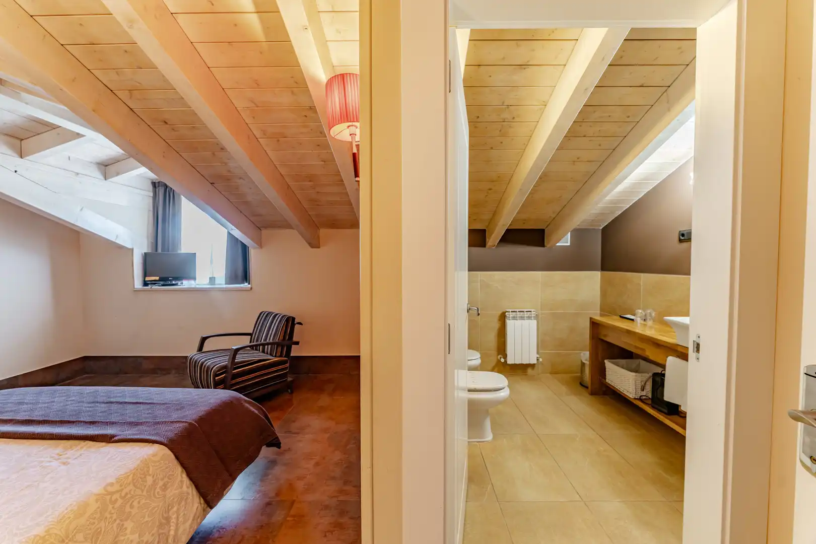 Habitación de Edificio en venta en Valle de Losa con Alarma
