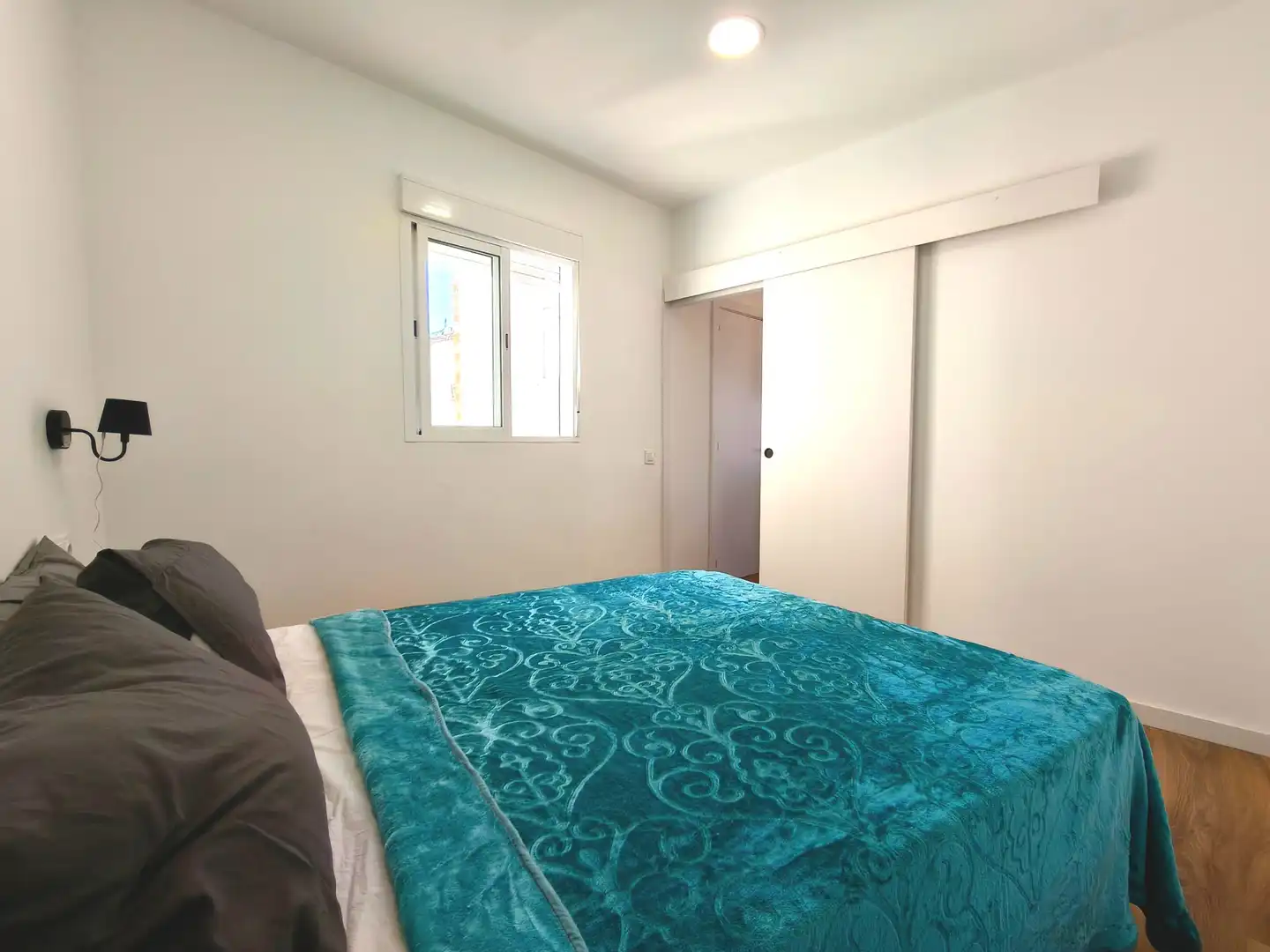 Habitación de Ático en venta en L'Hospitalet de Llobregat con Parquet, Terraza y Trastero