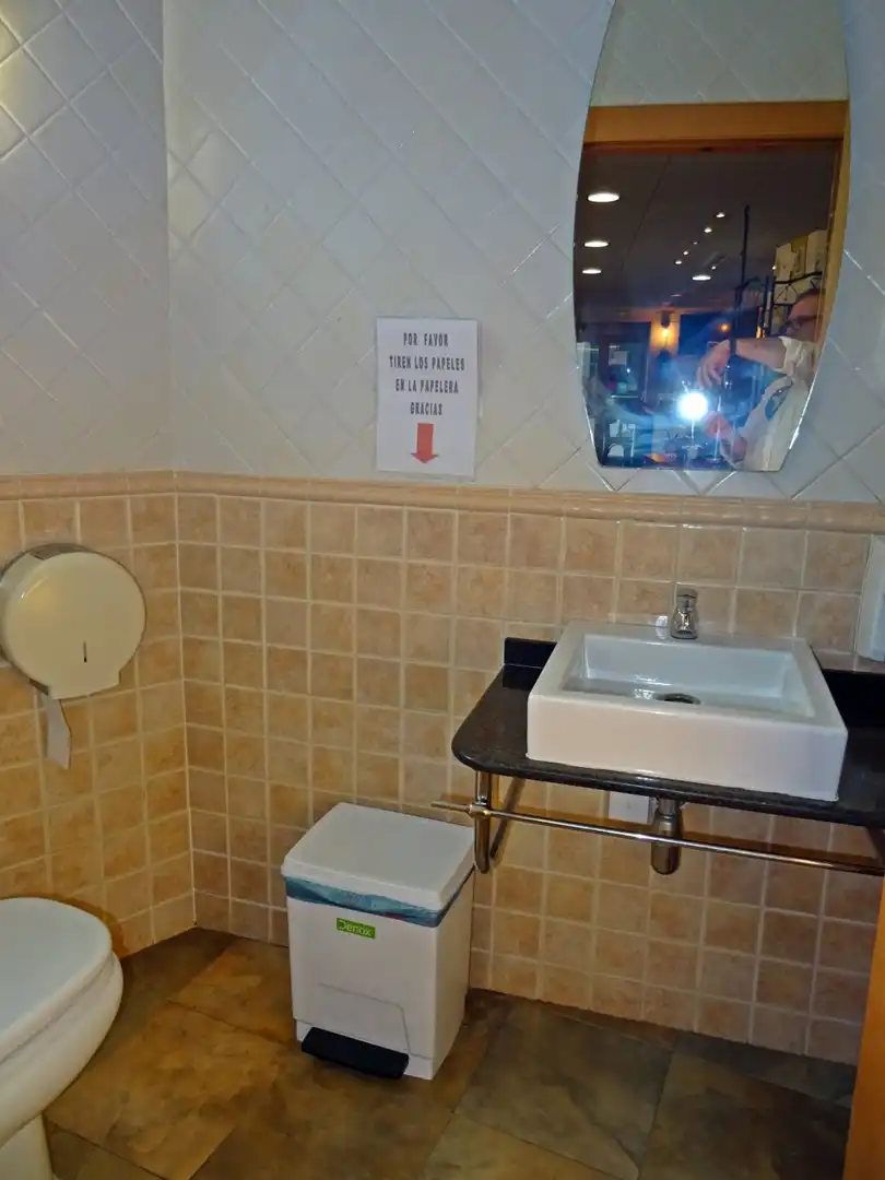 Badezimmer von Geschaftsraum zum Verkauf in Alcalalí mit Klimaanlage und Möbliert