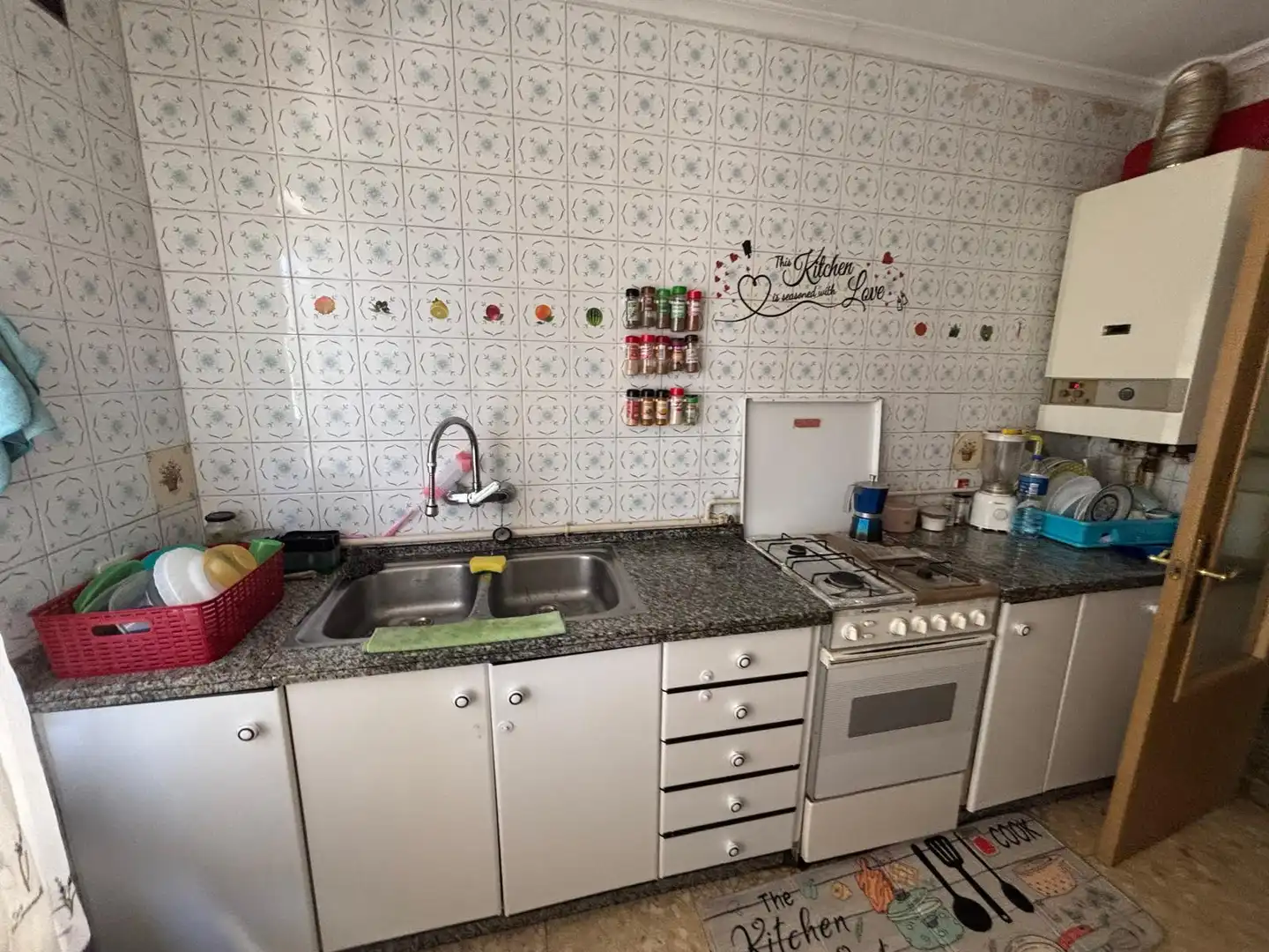 Cuina de Pis en venda en Oviedo  amb Calefacció, Parquet i Moblat