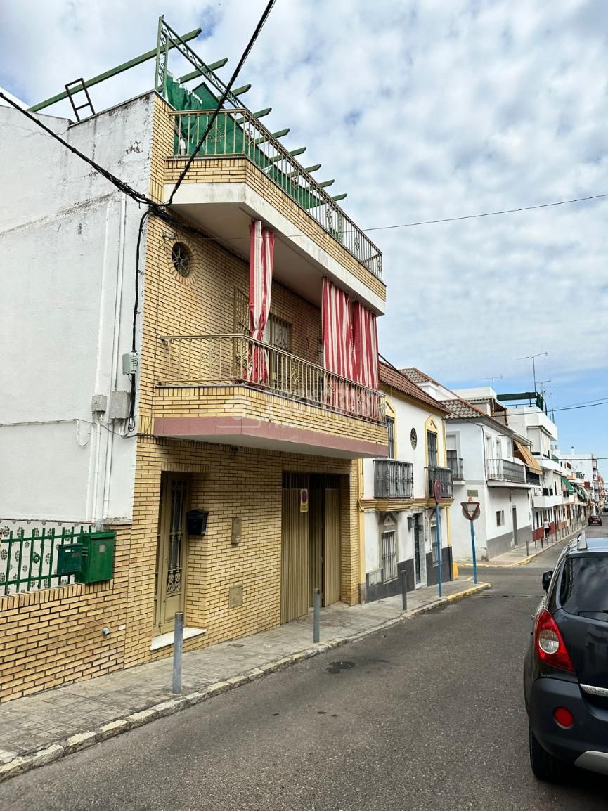 Vista exterior de Casa adosada en venda en Mairena del Aljarafe amb Aire condicionat, Calefacció i Terrassa