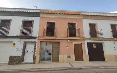 Vista exterior de Casa adosada en venda en Morón de la Frontera