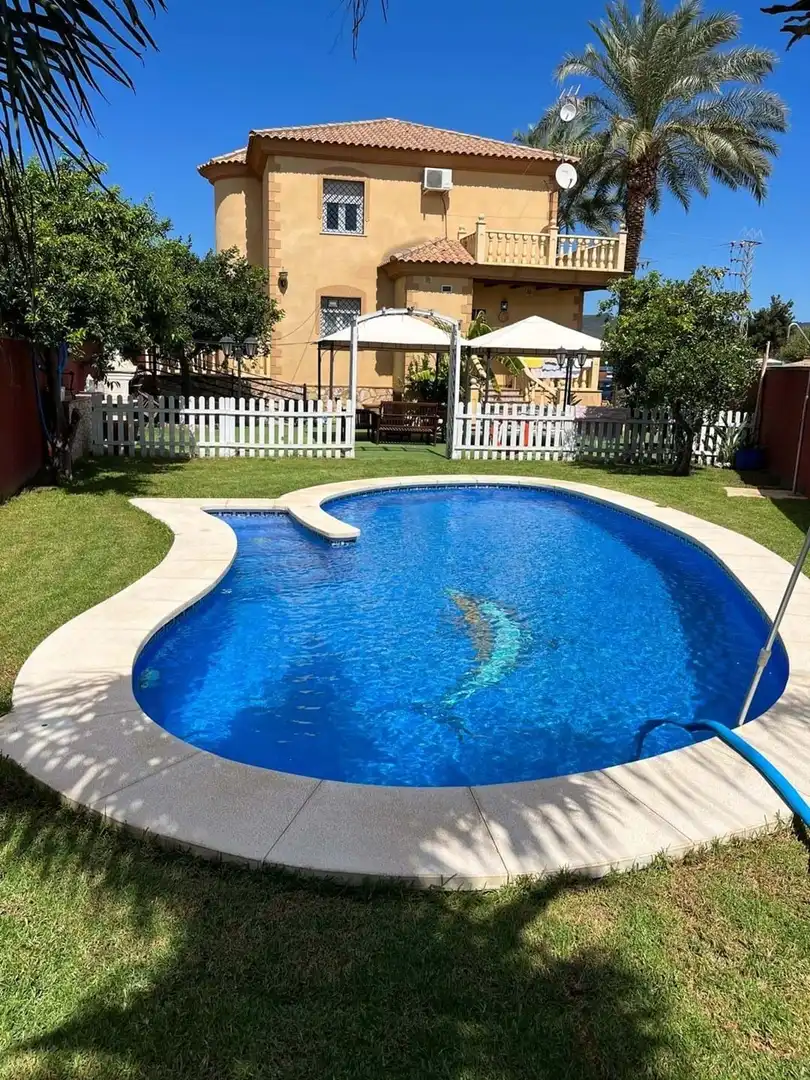 Piscina de Casa adosada en venda en Córdoba