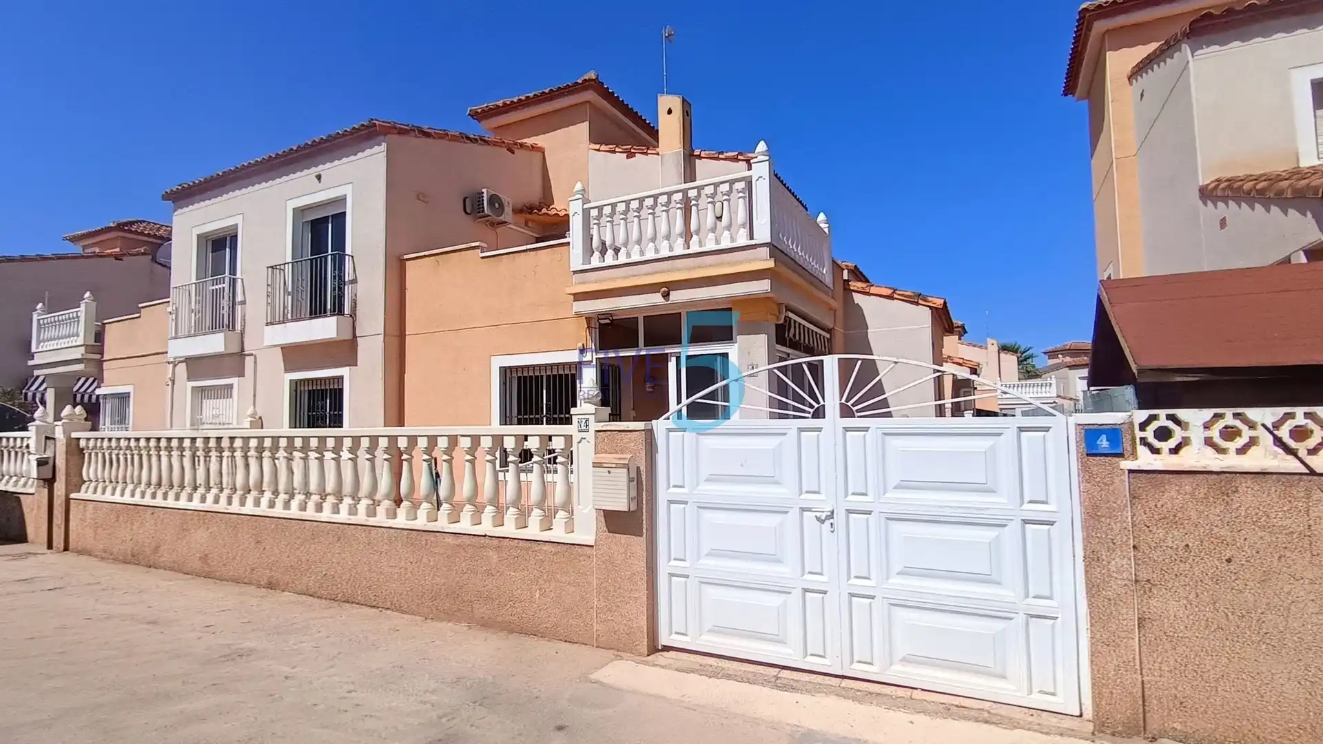 House with pool for sale in Algorfa