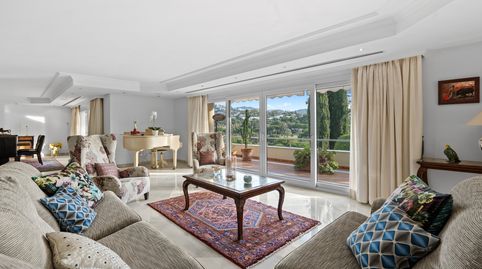 Villa en primera línea de golf con amplios espacios en Río Real, Marbella Este, image 3