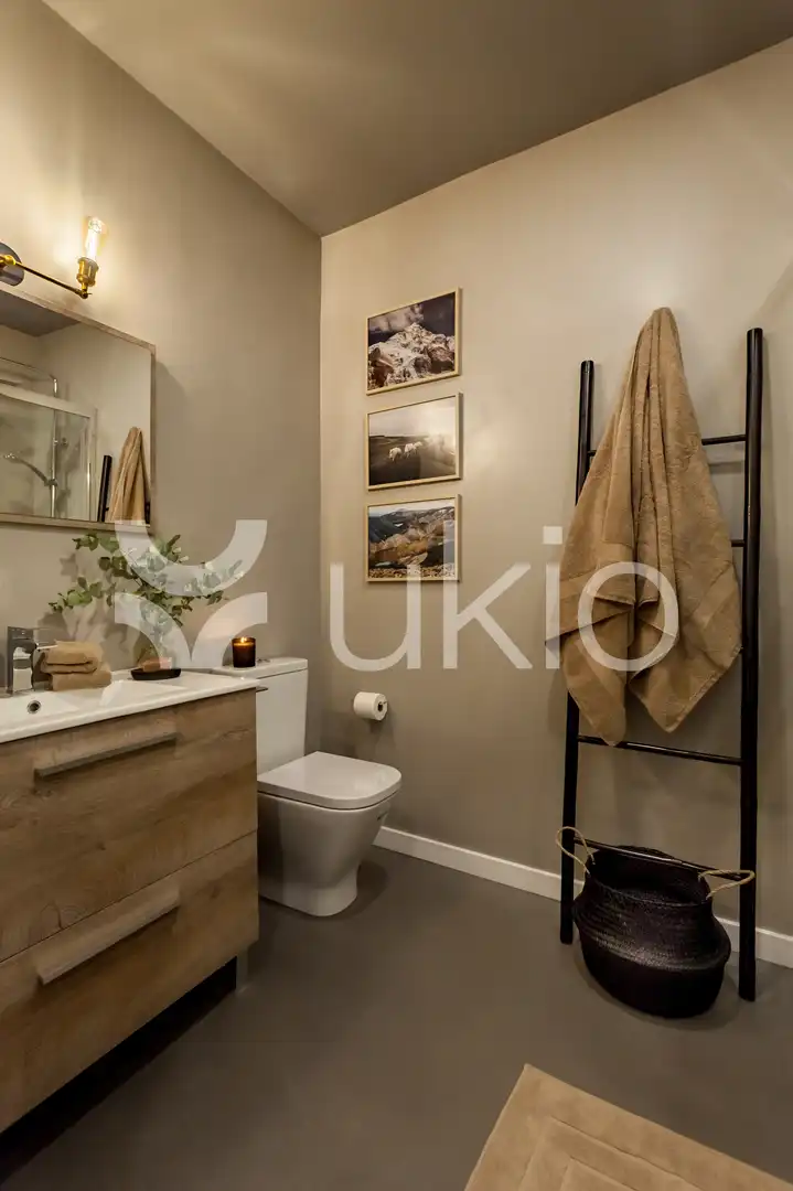 Bany de Apartament de lloguer en Barcelona amb Aire condicionat, Calefacció i Moblat
