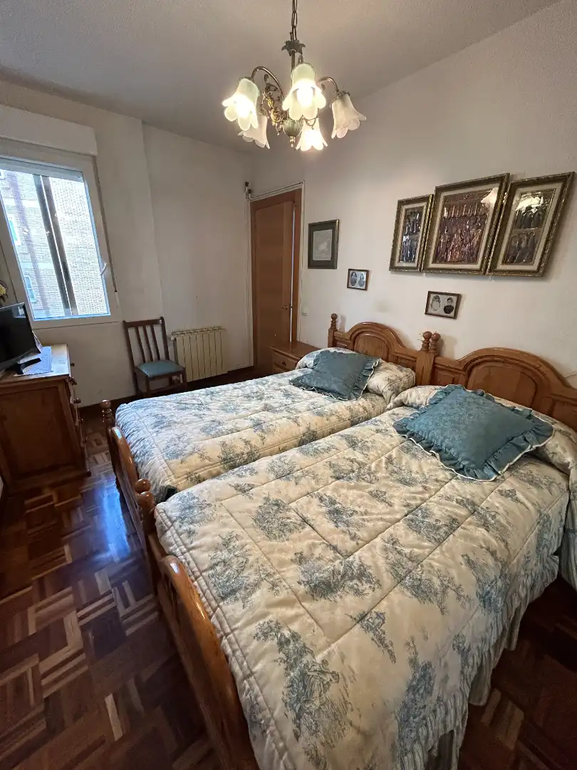 Dormitori de Pis en venda en Burgos amb Calefacció, Parquet i Moblat