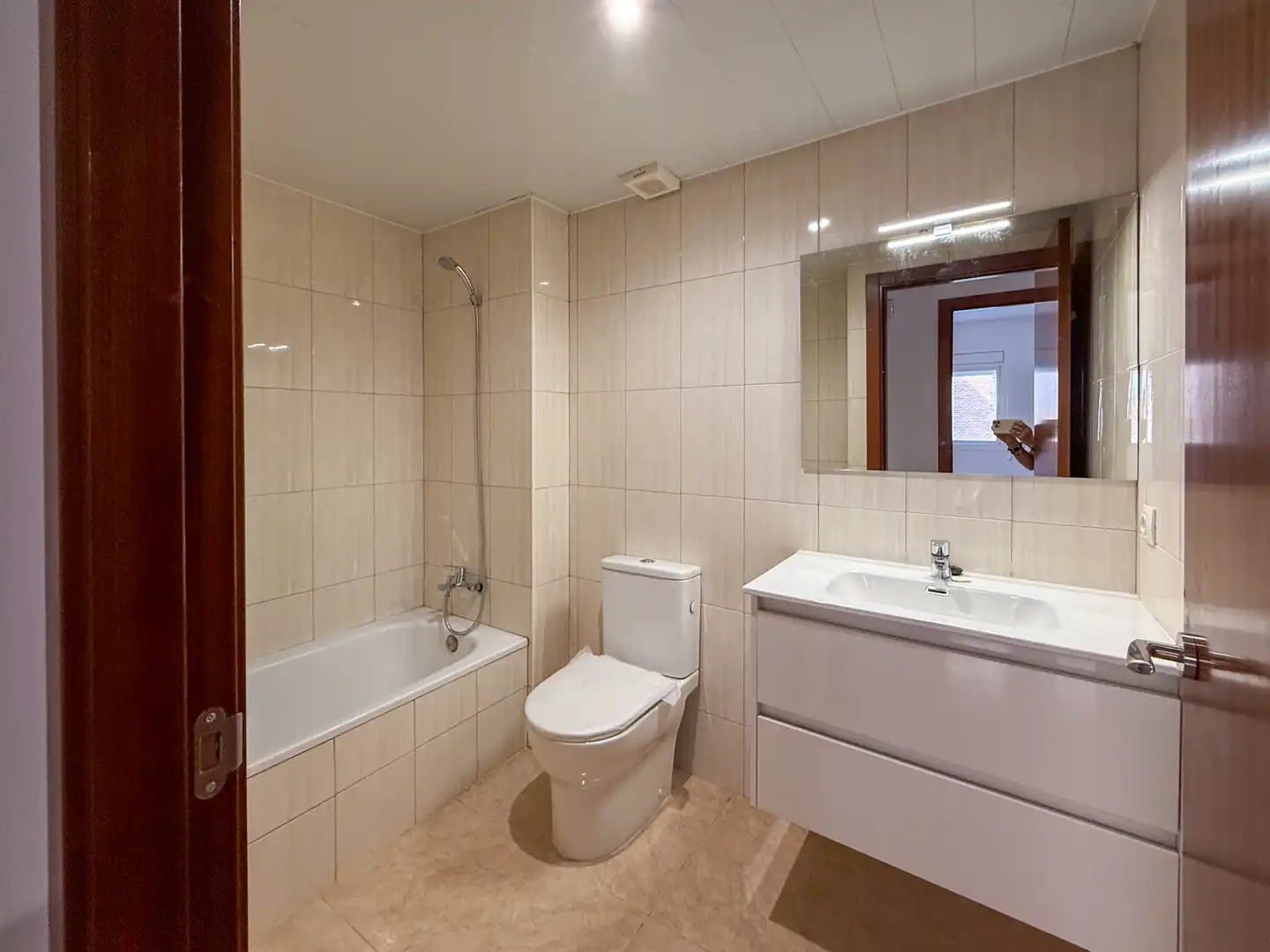 Bathroom of Flat for sale in Palafrugell  with Parquet flooring, Oven and TV