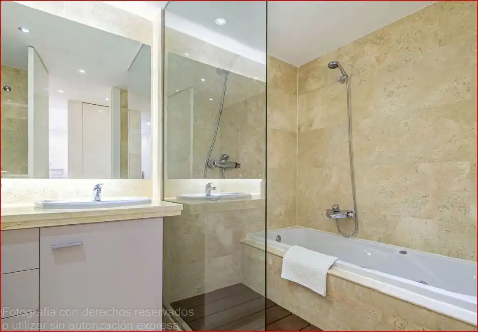Badezimmer von Wohnung zum Verkauf in Manilva mit Klimaanlage, Heizung und Privatgarten