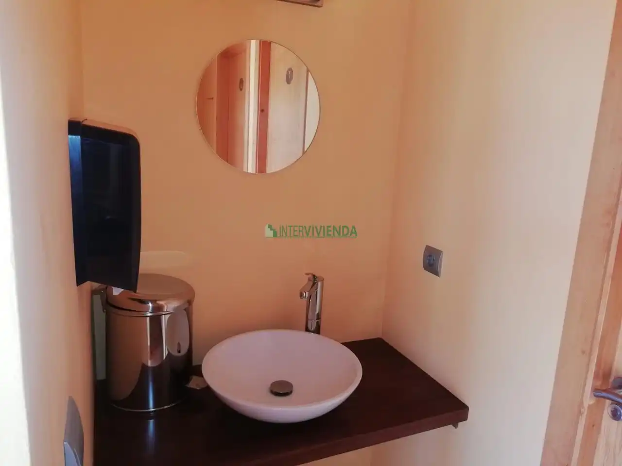 Badezimmer von Geschaftsraum zum Verkauf in Poio mit Möbliert