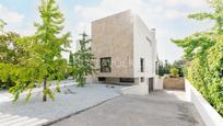 Vista exterior de Casa o xalet en venda en Las Rozas de Madrid amb Aire condicionat, Terrassa i Piscina