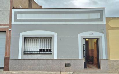 Vista exterior de Casa adosada en venda en Montijo amb Aire condicionat, Calefacció i Terrassa