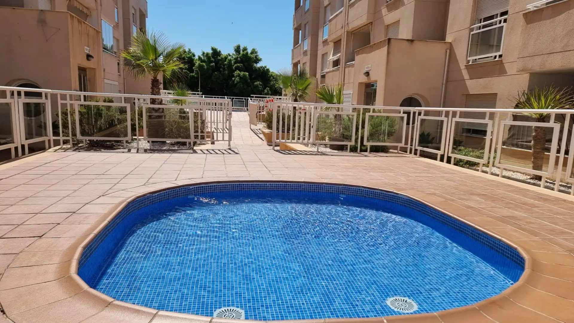 Piscina de Apartament en venda en Roquetas de Mar amb Aire condicionat, Parquet i Terrassa
