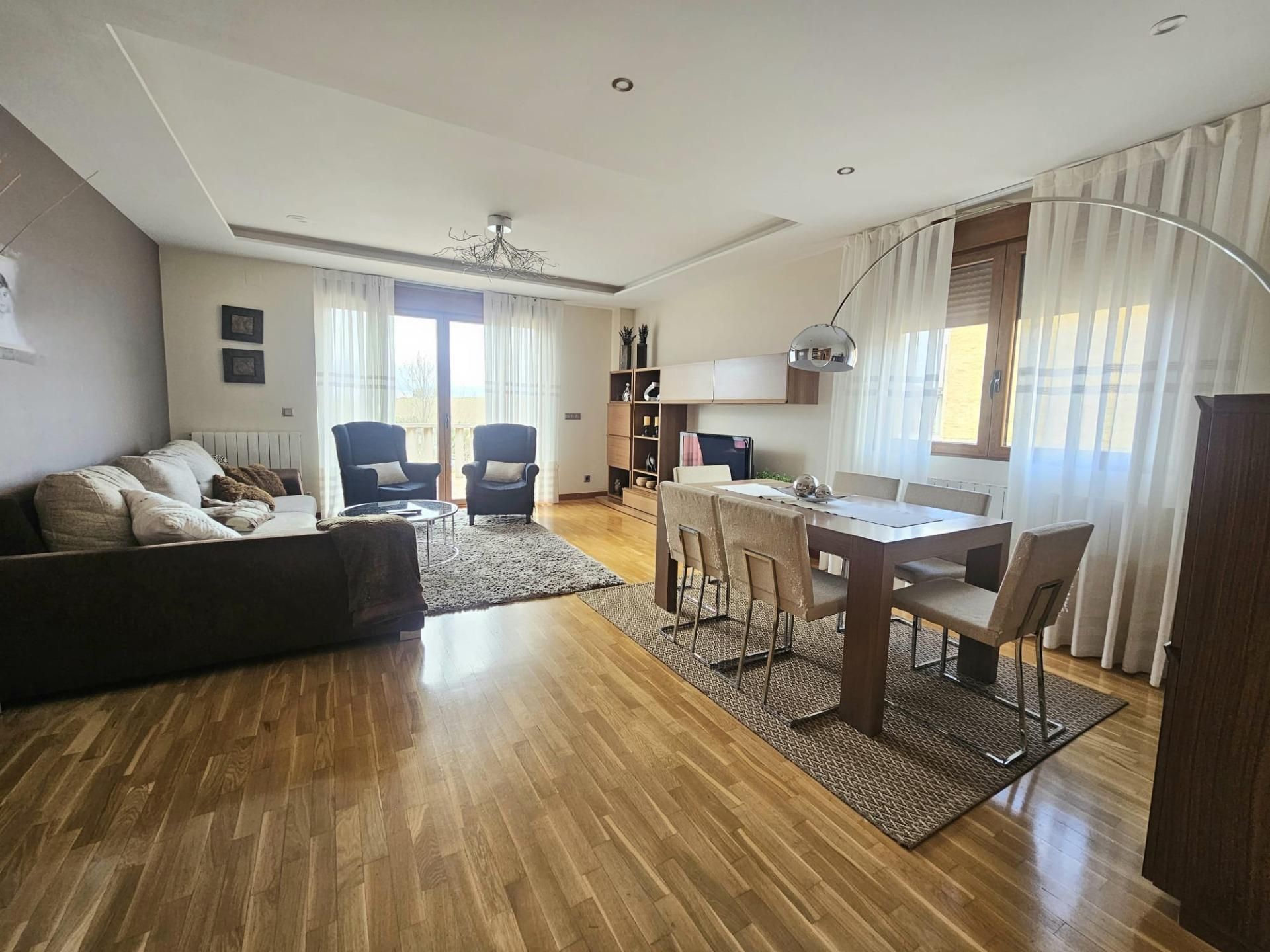 Sala d'estar de Casa adosada en venda en Villamayor amb Aire condicionat, Calefacció i Jardí privat