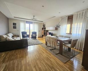 Sala d'estar de Casa adosada en venda en Villamayor amb Aire condicionat, Calefacció i Jardí privat