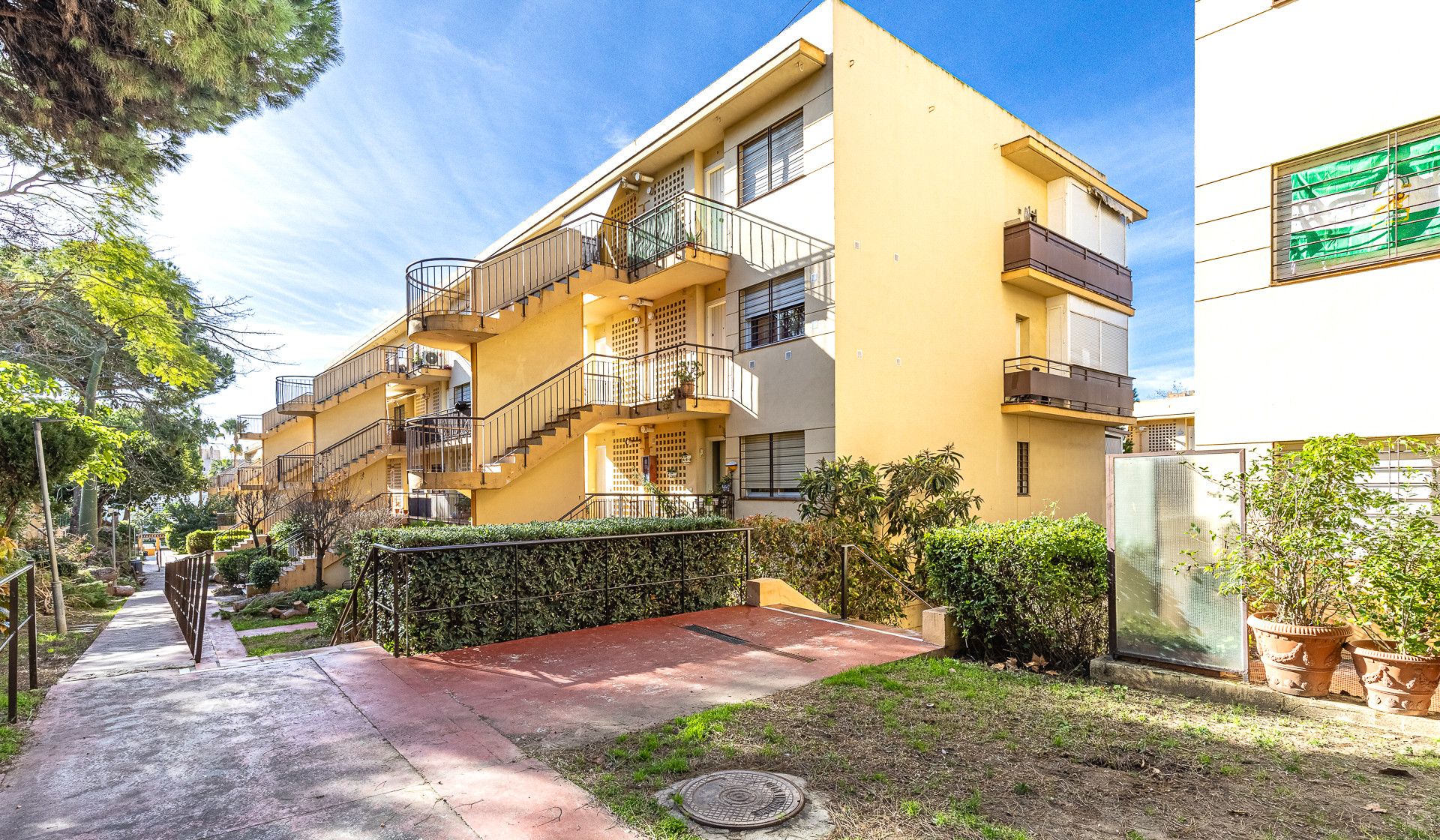 Exterior view of Planta baja for sale in Marbella  with Air Conditioner, Terrace and Furnished