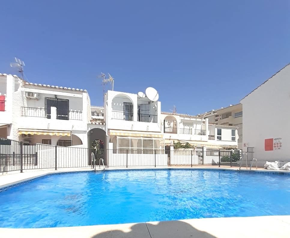 Piscina de Casa adosada en venda en Torremolinos amb Aire condicionat, Calefacció i Terrassa