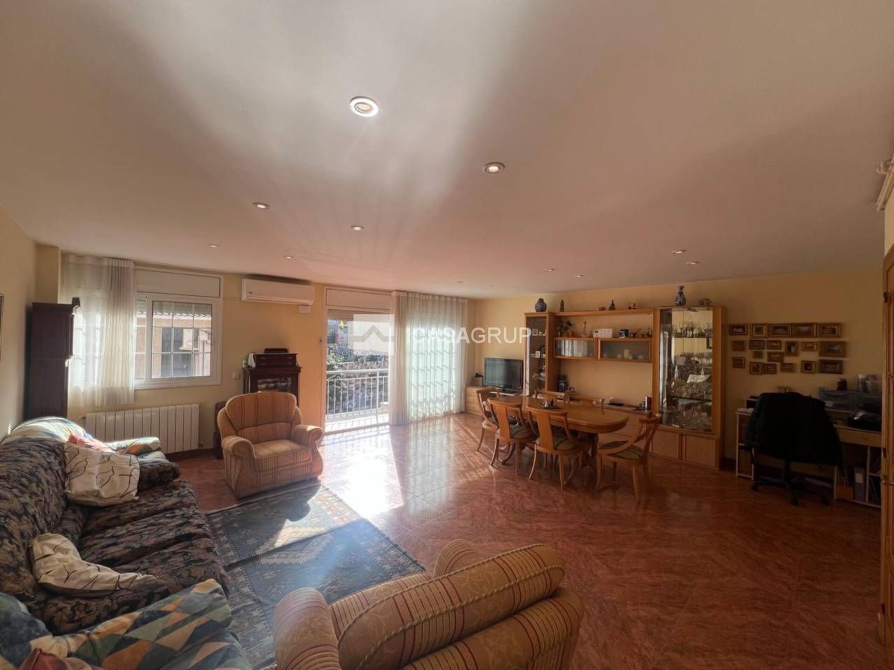 Wohnzimmer von Dachboden zum Verkauf in Rubí mit Klimaanlage, Heizung und Privatgarten