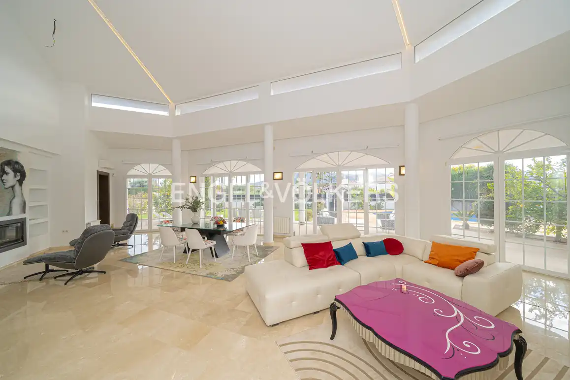 Sala d'estar de Casa o xalet en venda en L'Alfàs del Pi amb Aire condicionat, Jardí privat i Piscina