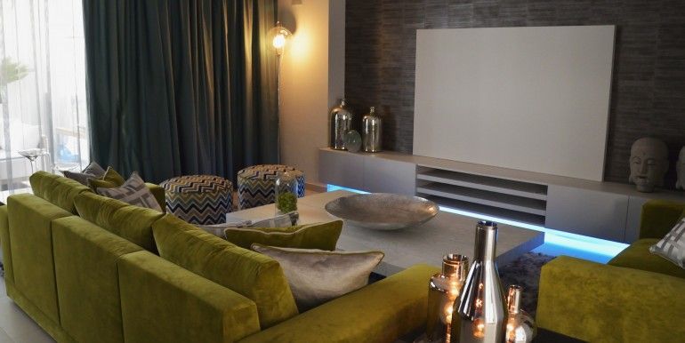 Sala d'estar de Casa adosada en venda en Marbella amb Aire condicionat, Terrassa i Traster