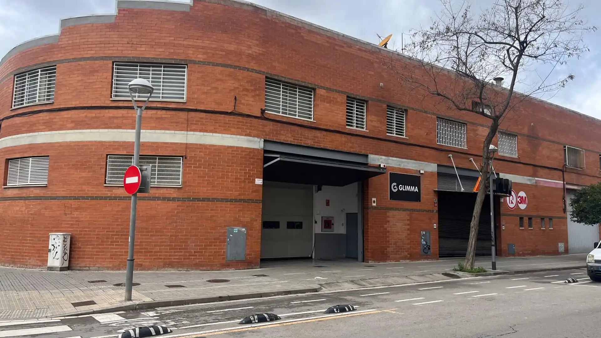 Vista exterior de Nave industrial de alquiler en Cornellà de Llobregat con Calefacción y Alarma