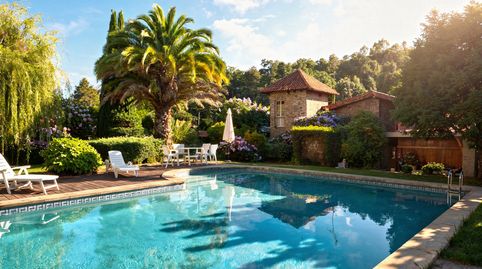 Casa de estilo rústico con piscina junto al río Lambre.