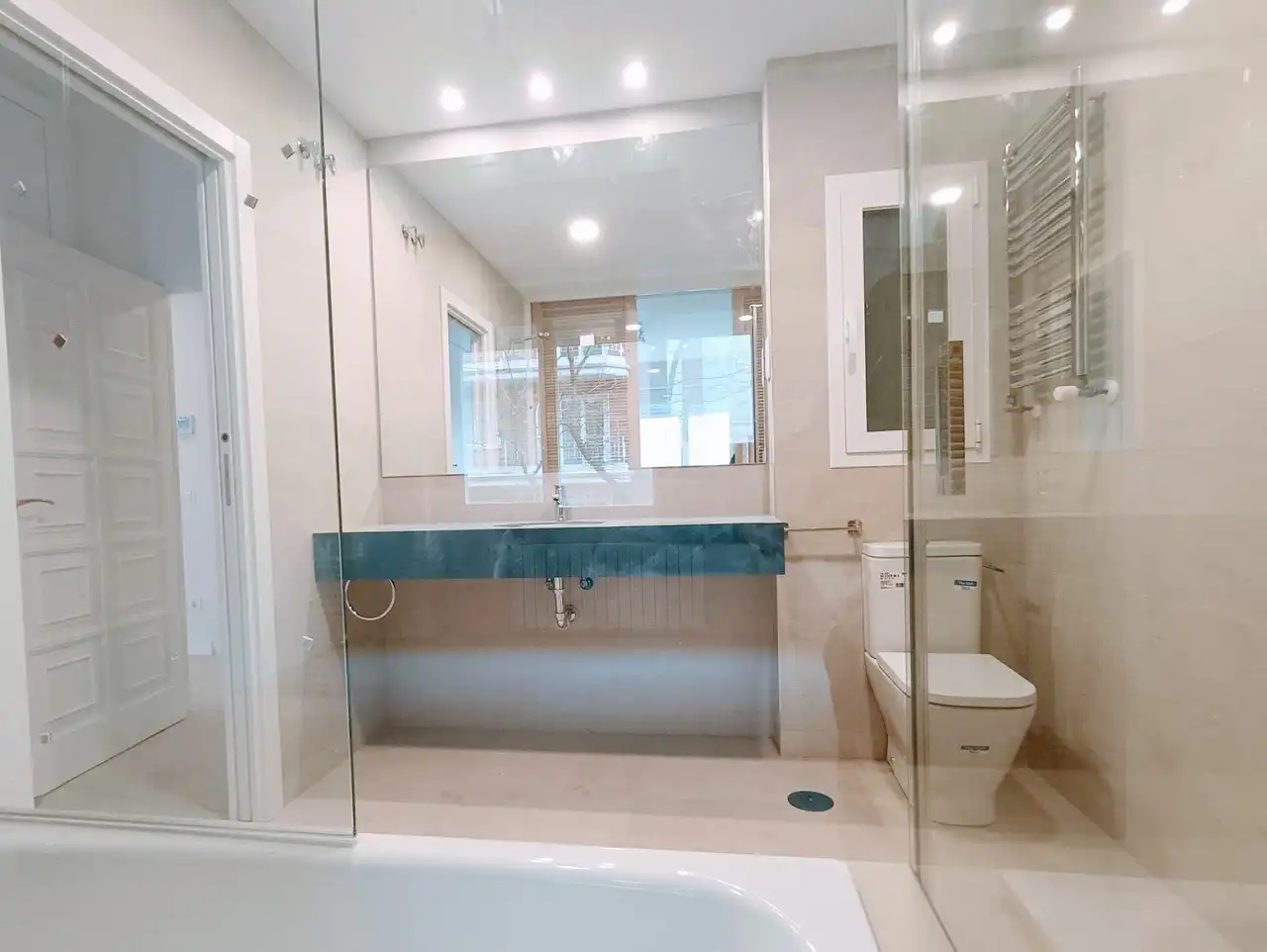 Bathroom of Flat for rent in Madrid  with Air Conditioner, Heating and Terrace