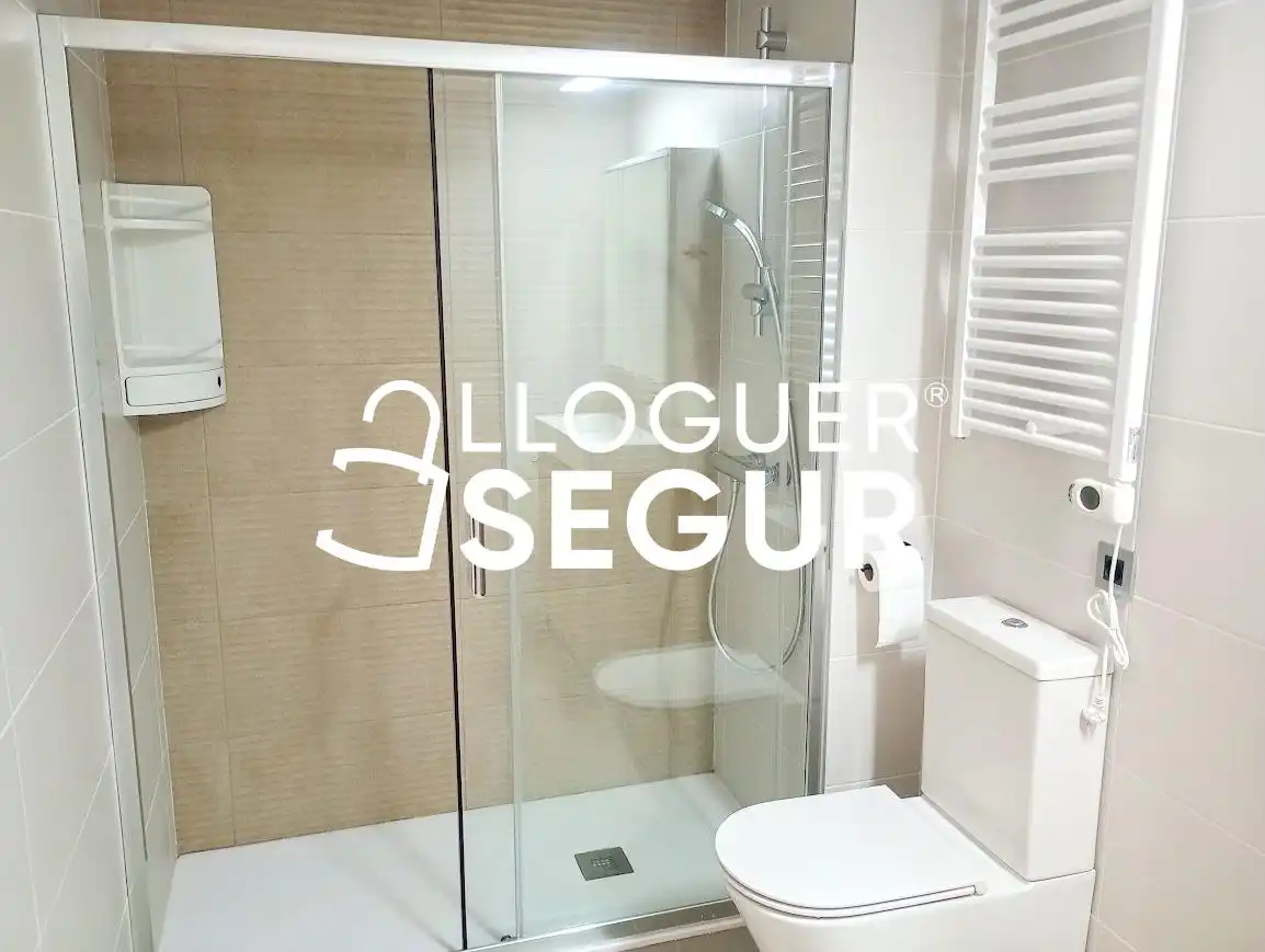 Baño de Piso de alquiler en Viladecans con Aire acondicionado, Terraza y Trastero