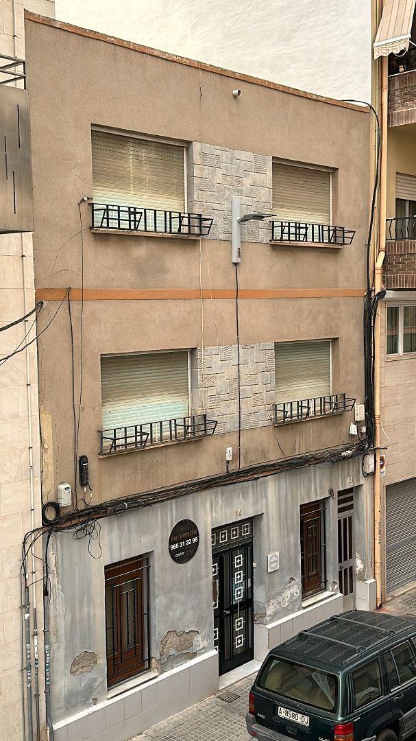 Vista exterior de Edifici en venda en Elda