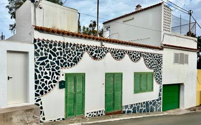 Außenansicht von Einfamilien-Reihenhaus zum verkauf in Vega de San Mateo mit Terrasse