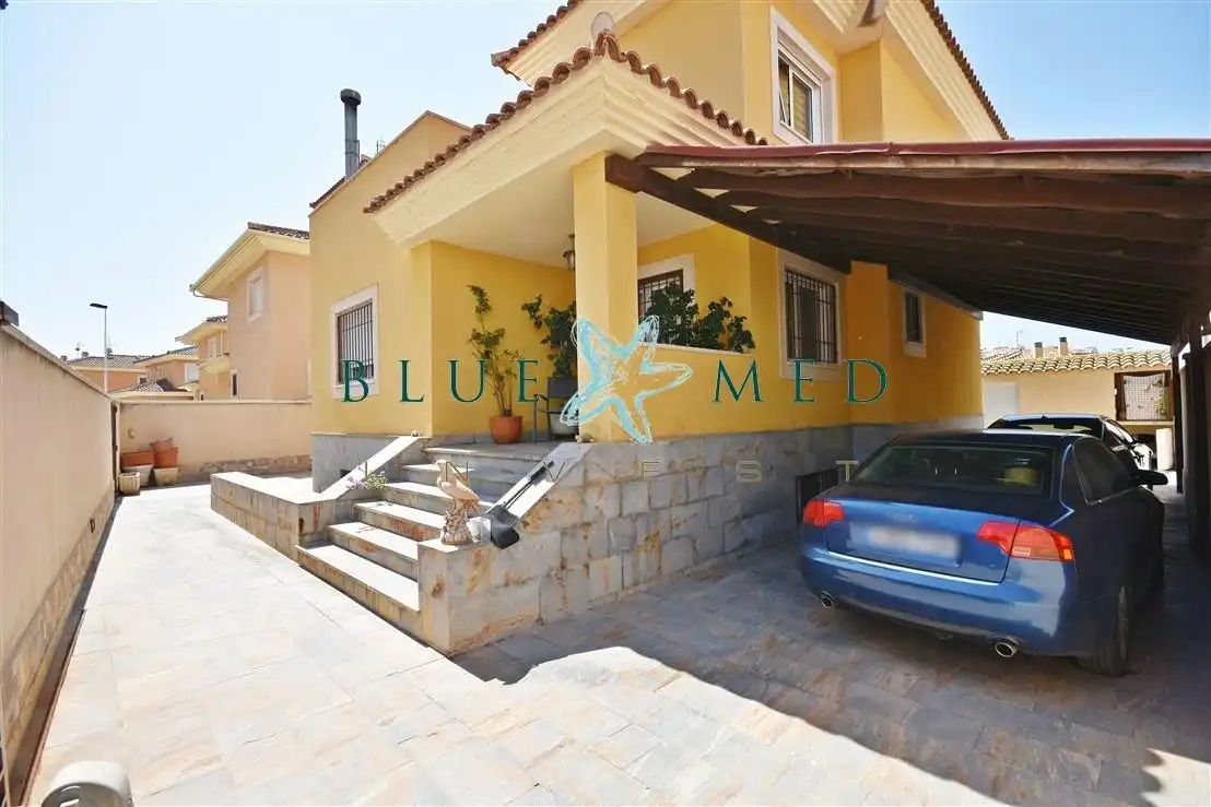 Vista exterior de Casa o xalet en venda en Mazarrón amb Aire condicionat, Calefacció i Jardí privat