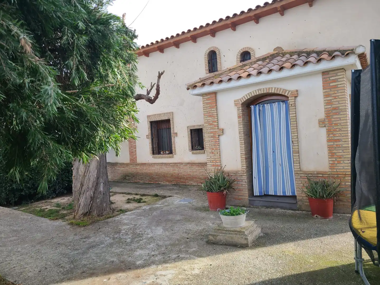 Vista exterior de Casa o xalet en venda en Zaragoza amb Aire condicionat, Calefacció i Jardí privat