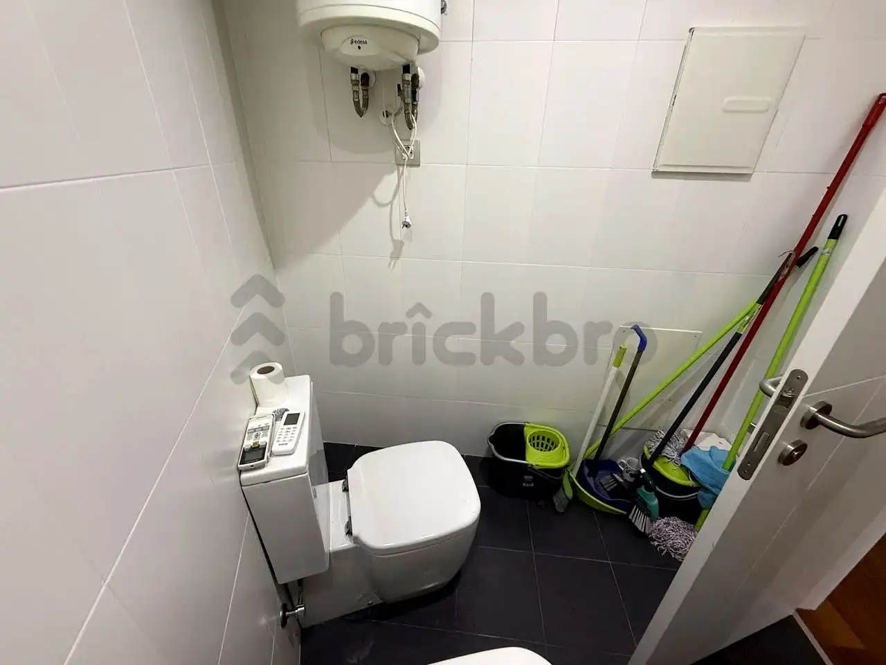 Bathroom of Commercial properties for rent in Matadepera  with Air Conditioner