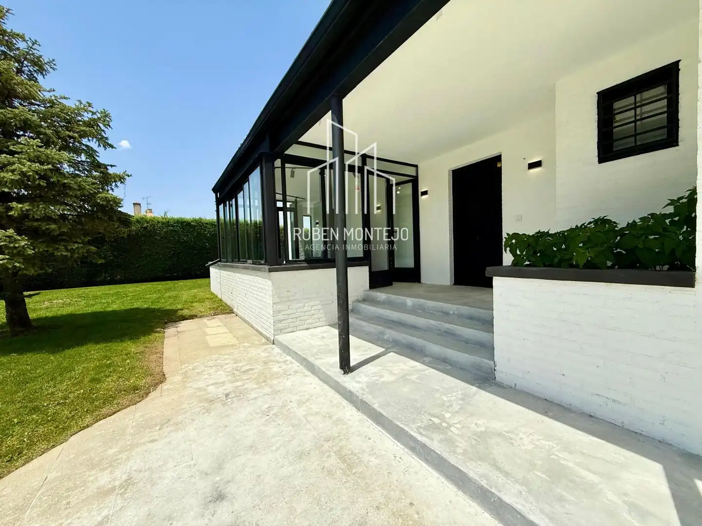 Vista exterior de Casa o xalet en venda en Carbajosa de la Sagrada amb Calefacció, Jardí privat i Piscina