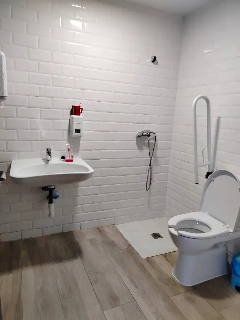 Baño de Nave industrial en traspaso en Parla con Calefacción