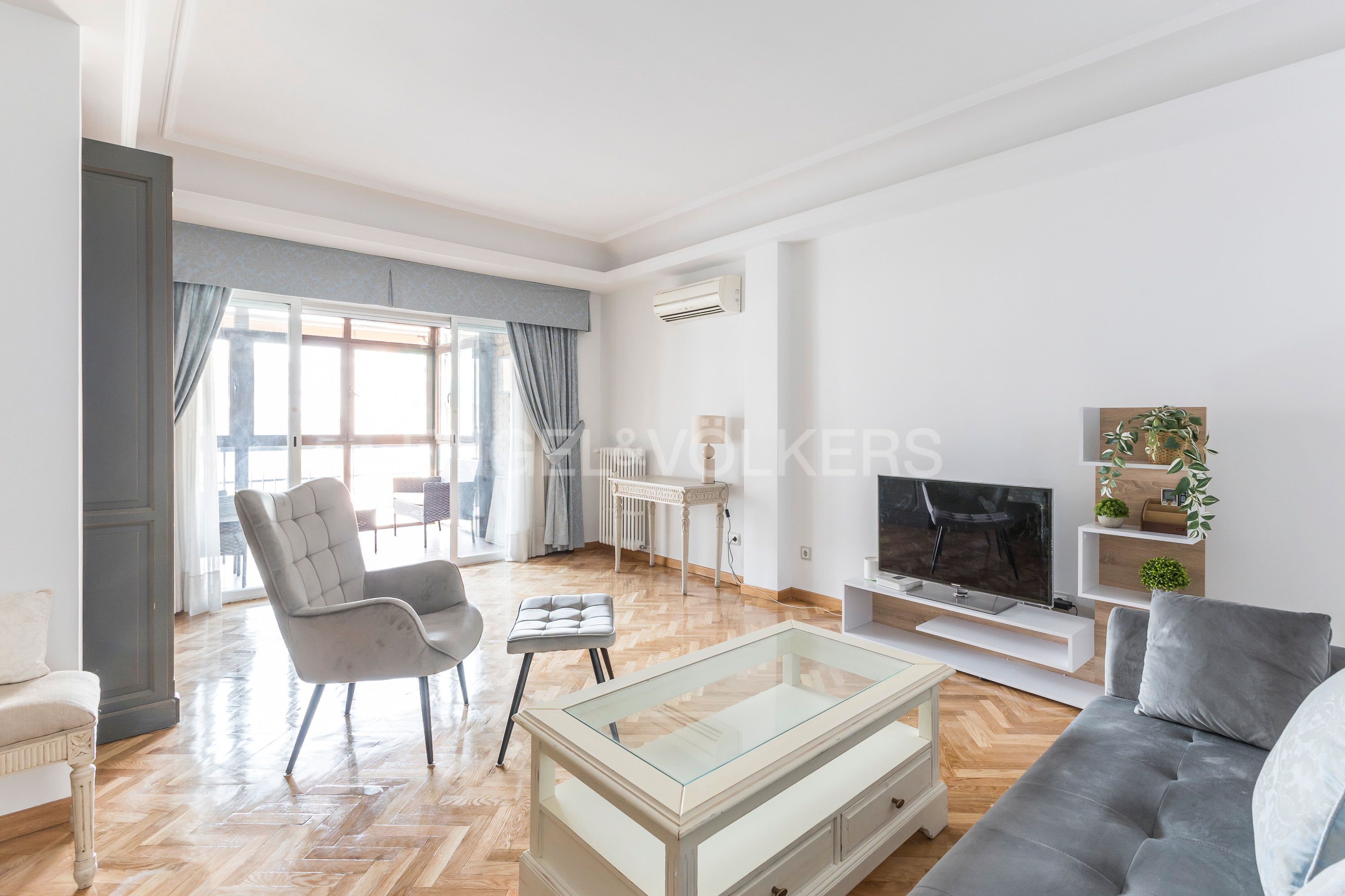 Sala d'estar de Apartament de lloguer en  Madrid Capital amb Calefacció, Parquet i Terrassa