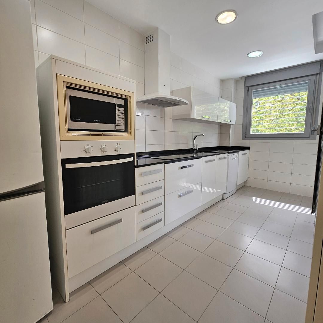 Cuina de Planta baixa de lloguer en  Madrid Capital amb Aire condicionat, Calefacció i Jardí privat