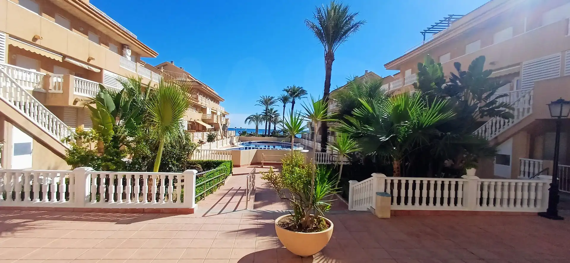 Vista exterior de Dúplex en venda en La Manga del Mar Menor amb Terrassa i Piscina