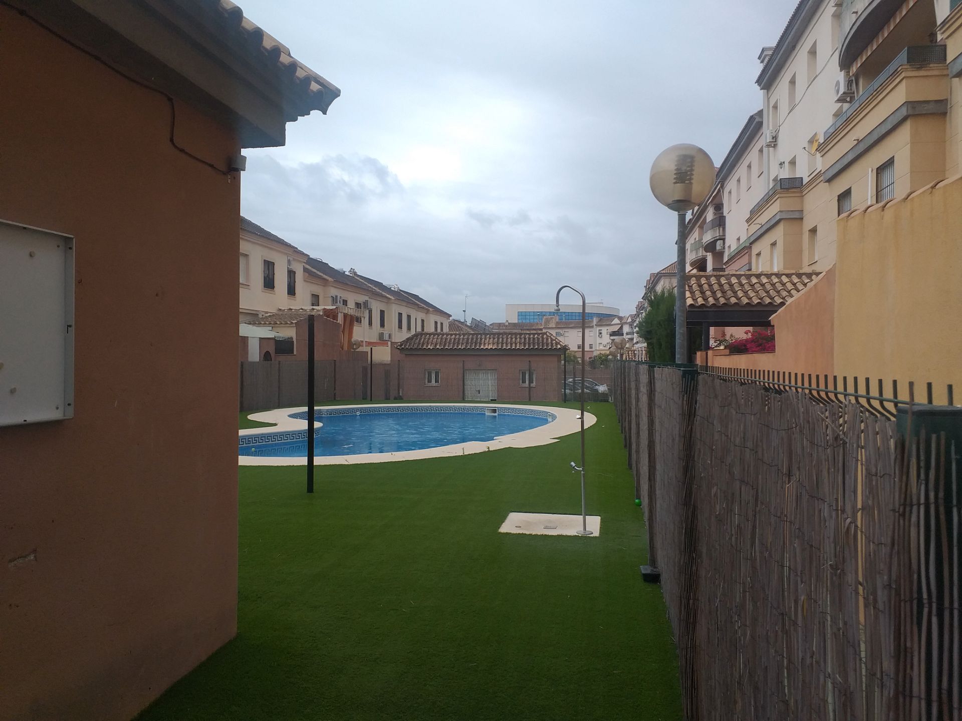Piscina de Pis de lloguer en Dos Hermanas amb Aire condicionat, Terrassa i Moblat