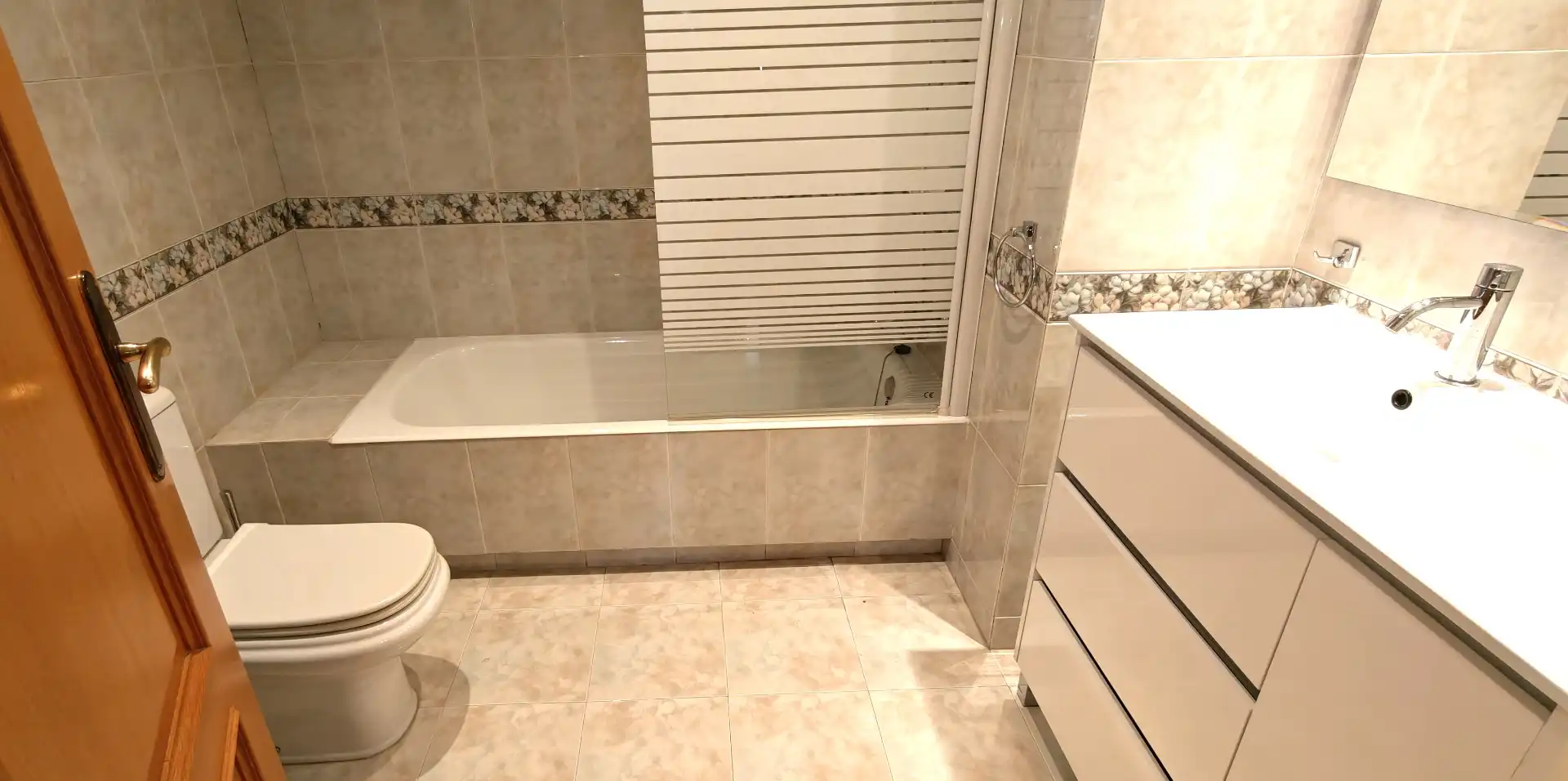 Bathroom of Attic for rent in Zaragoza  with Air Conditioner, Heating and Parquet flooring