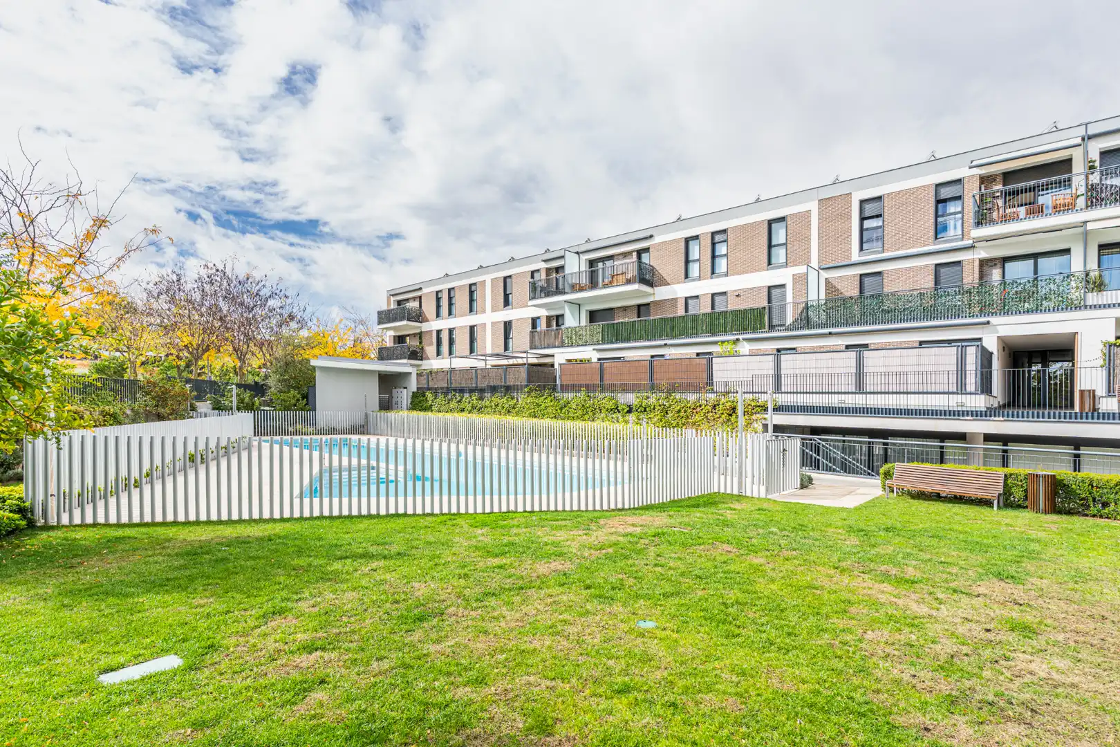 Exterior view of Flat for sale in Las Rozas de Madrid  with Air Conditioner, Heating and Private garden